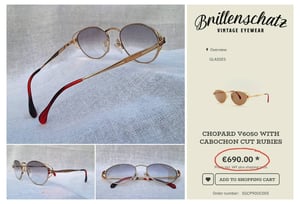 แว่นตาลักซ์ชัวรีแบรนด์สวิสหายากระดับนักสะสม โชปาร์ด–CHOPARD V 6050 กรอบทอง 23KT GP สีน้ำผึ้ง–Honey Gold Frame ประดับอัญมณีทับทิมแท้ 4 เม็ด โอ พระเจ้า.. เลนส์โพลีคาร์บอเนตกันแดด สีเทาท้องฟ้า–ไล่ระดับ มองเห็นดวงตาผู้สวมใส่ ป้องกันรังสี UV 100% ขนาดมาตรฐาน 139mm สวมใส่ได้ทุกขนาดใบหน้า