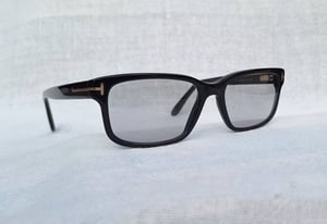 แว่นตาอเมริกันลักซ์ชัวรีแบรนด์ทศวรรษ 2010 ทอม ฟอร์ด–TOM FORD ตัวแท้ สภาพเทพ กรอบวัสดุไฮเอนด์–อะซีเทต–อนุพันธุ์เส้นใยพืช–ดำ–เกรดพรีเมียม จากโรงงานมาซซัคเคลลี ที่เก่าแก่และดีที่สุดของอิตาลี เลนส์กระจกคริสตัล ออโต้–โฟโตโครมิค ฝรั่งเศส สีเทา–สว่าง ปรับความเข้มอัตโนมัติ ป้องกัน UV100% ขนาดมาตรฐาน 140mm แว่นตาอเมริกันลักซ์ชัวรีแบรนด์ทศวรรษ 2010 ทอม ฟอร์ด–TOM FORD ตัวแท้ สภาพเทพ กรอบวัสดุไฮเอนด์–อะซีเทต–อนุพันธุ์เส้นใยพืช–ดำ–เกรดพรีเมียม จากโรงงานมาซซัคเคลลี ที่เก่าแก่และดีที่สุดของอิตาลี เลนส์กระจกคริสตัล ออโต้–โฟโตโครมิค ฝรั่งเศส สีเทา–สว่าง ปรับความเข้มอัตโนมัติ ป้องกัน UV100% ขนาดมาตรฐาน 140mm