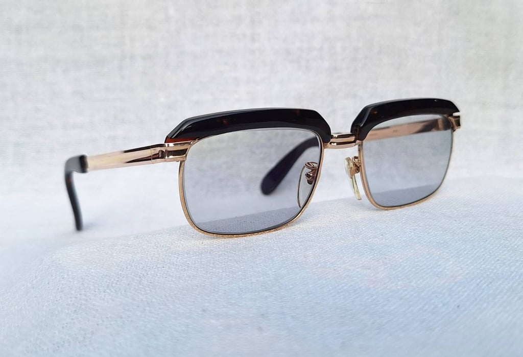 ราชันย์แห่งแว่นตาโบรว์ไลน์–นายกสโมสร กระดองเต่าแท้–GENUINE TORTOISE SHELL GLASSES วัสดุธรรมชาติล้ำค่าจากท้องทะเล ตัวแท้ สภาพเทพ เก่าเก็บทศวรรษ 1970 กรอบทองคำแท้–หุ้ม 12KGF สัดส่วนทองคำบริสุทธิ์ 50% เลนส์ออโต้โพลีคาร์บอเนท ปรับสีอัตโนมัติ ป้องกัน UV100% ขนาดมาตรฐานโมเดลนี้ 136mm ไม่เล็ก สวมใส่สบายๆ
