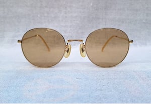 แว่นตานักเขียนโลก ปาป้า เฮมิงเวย์–PAPA HEMINGWAY ตัวแท้ สภาพเทพทศวรรษ1990 ผลงานของ Murai Inc. สร้างบรรณาการแด่ เออร์เนสต์ 'ปาป้า' เฮมิงเวย์ นักเขียนอเมริกันที่ยิ่งใหญ่ที่สุดในศตวรรษที่20 เลนส์กระจกกันแดด UNION COLOR by Union Optical Co., Ltd ขนาดมาตรฐาน–Standard One Size 128mm สวมใส่ได้ทุกขนาดใบหน้า