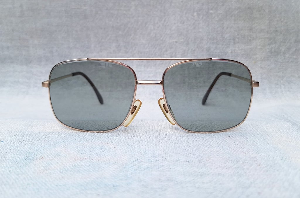 แว่นตาเทพเจ้าของชาวเยอรมัน โรเดนสต็อค–RODENSTOCK รุ่นหายาก คาโรลุส–CAROLUS SERIES กรอบทองคำแท้–หุ้ม 10KGF สัดส่วนทองคำบริสุทธิ์ 41.67% โมเดลคลาสสิค–นักบิน–คาราวานทหาร–คานยาว¹ สภาพเทพ เก่าเก็บทศวรรษ 1960 เลนส์กระจกคริสตัล ROHTO OPHTHALMIC ป้องกัน UV100% น.น.38g ขนาดมาตรฐานโมเดลนี้ 138mm แว่นตาเทพเจ้าของชาวเยอรมัน โรเดนสต็อค–RODENSTOCK รุ่นหายาก คาโรลุส–CAROLUS SERIES กรอบทองคำแท้–หุ้ม 10KGF สัดส่วนทองคำบริสุทธิ์ 41.67% โมเดลคลาสสิค–นักบิน–คาราวานทหาร–คานยาว¹ สภาพเทพ เก่าเก็บทศวรรษ 1960 เลนส์กระจกคริสตัล ROHTO OPHTHALMIC ป้องกัน UV100% น.น.38g ขนาดมาตรฐานโมเดลนี้ 138mm