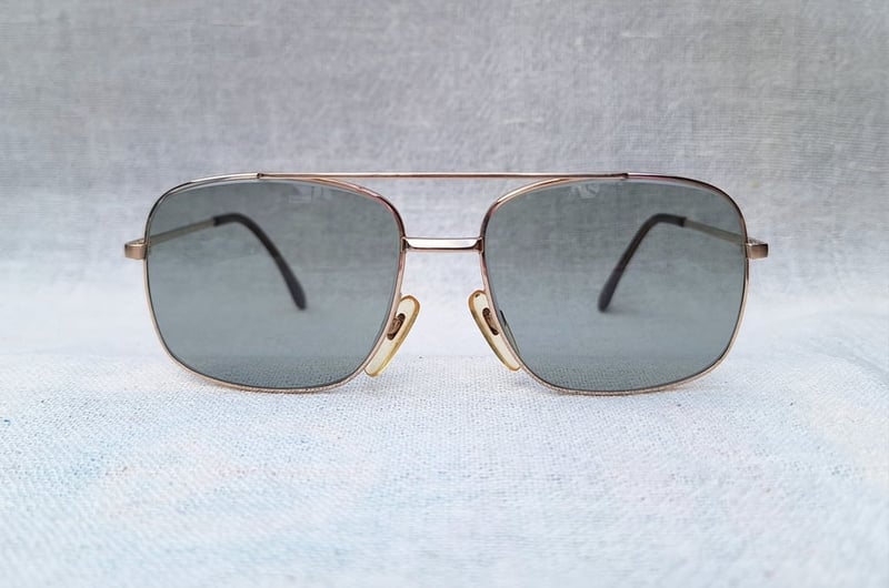 แว่นตาเทพเจ้าของชาวเยอรมัน โรเดนสต็อค–RODENSTOCK รุ่นหายาก คาโรลุส–CAROLUS SERIES กรอบทองคำแท้–หุ้ม 10KGF สัดส่วนทองคำบริสุทธิ์ 41.67% โมเดลคลาสสิค–นักบิน–คาราวานทหาร–คานยาว¹ สภาพเทพ เก่าเก็บทศวรรษ 1960 เลนส์กระจกคริสตัล ROHTO OPHTHALMIC ป้องกัน UV100% น.น.38g ขนาดมาตรฐานโมเดลนี้ 138mm