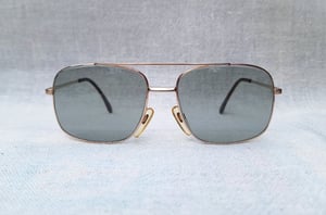 แว่นตาเทพเจ้าของชาวเยอรมัน โรเดนสต็อค–RODENSTOCK รุ่นหายาก คาโรลุส–CAROLUS SERIES กรอบทองคำแท้–หุ้ม 10KGF สัดส่วนทองคำบริสุทธิ์ 41.67% โมเดลคลาสสิค–นักบิน–คาราวานทหาร–คานยาว¹ สภาพเทพ เก่าเก็บทศวรรษ 1960 เลนส์กระจกคริสตัล ROHTO OPHTHALMIC ป้องกัน UV100% น.น.38g ขนาดมาตรฐานโมเดลนี้ 138mm
