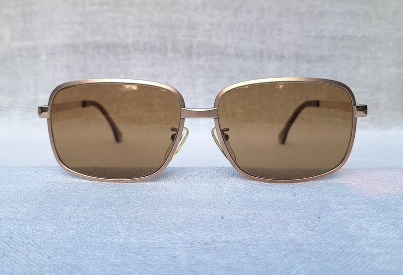 แว่นตาทองคำแท้–หุ้ม 12 KGF สัดส่วนทองคำบริสุทธิ์ 50% แห่งยุคโชวะ วิสต้า–VISTA ตัวแท้ มือหนึ่ง สต็อกเก่าทศวรรษ 1970 โมเดลอมตะ–สี่เหลี่ยม–คลาสสิก โคตรเลนส์กระจกอิตาเลียนวินเทจ ซาฟิโร–SAFILO หายาก สีน้ำตาล–ตอร์ติญ่า มองเห็นดวงตาผู้สวมใส่ ป้องกันรังสี UV 100% น.น.44g ขนาดมาตรฐาน–ใหญ่ 144mm