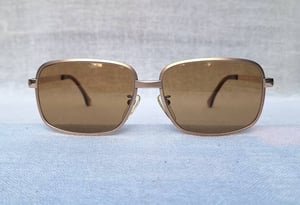 แว่นตาทองคำแท้–หุ้ม 12 KGF สัดส่วนทองคำบริสุทธิ์ 50% แห่งยุคโชวะ วิสต้า–VISTA ตัวแท้ มือหนึ่ง สต็อกเก่าทศวรรษ 1970 โมเดลอมตะ–สี่เหลี่ยม–คลาสสิก โคตรเลนส์กระจกอิตาเลียนวินเทจ ซาฟิโร–SAFILO หายาก สีน้ำตาล–ตอร์ติญ่า มองเห็นดวงตาผู้สวมใส่ ป้องกันรังสี UV 100% น.น.44g ขนาดมาตรฐาน–ใหญ่ 144mm