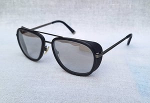 1 ในโคตรแว่นตาแฮนด์คราฟท์ที่ดีที่สุดของญี่ปุ่น มัตสึดะ–MATSUDA รุ่น M3023 ตัวประวัติศาสตร์ สวมใส่โดย โรเบิร์ต ดาวนีย์ จูเนียร์ ในอภิมหาภาพยนตร์อเมริกันซุปเปอร์ฮีโร่ IRON MAN ภาค 3 กรอบไทเทเนียมบริสุทธิ์สีเงินโบราณ–แกะลาย โล่กำบัง–อะซีเทต–อนุพันธุ์เส้นใยฝ้าย เลนส์กระจกคริสตัล UNION COLOR ขนาด 142mm 1 ในโคตรแว่นตาแฮนด์คราฟท์ที่ดีที่สุดของญี่ปุ่น มัตสึดะ–MATSUDA รุ่น M3023 ตัวประวัติศาสตร์ สวมใส่โดย โรเบิร์ต ดาวนีย์ จูเนียร์ ในอภิมหาภาพยนตร์อเมริกันซุปเปอร์ฮีโร่ IRON MAN ภาค 3 กรอบไทเทเนียมบริสุทธิ์สีเงินโบราณ–แกะลาย โล่กำบัง–อะซีเทต–อนุพันธุ์เส้นใยฝ้าย เลนส์กระจกคริสตัล UNION COLOR ขนาด 142mm