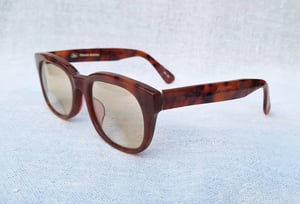 แว่นตาแฮนด์คราฟท์ในตำนานศตวรรษที่ 20 เทรดเฮาส์–TRAD HOUSE ตัวแท้ มือหนึ่ง สต็อกเก่าทศวรรษ 1990 โมเดลเวลลิงตัน–กรอบหนา–ก้านขาอ้วน เลนส์กระจกอังกฤษ 2 ชั้น ไบวิว–BIVUE โดย แมกซ์ ไวส์แมน ผู้ให้กำเนิด อัลก้า ค่าสายตายาว +275 มองไกล +50 ชัดแจ๋วถึงขอบฟ้า ใช้เป็นแว่นกันแดดได้ในตัว ขนาดมาตรฐานโมเดลนี้ 145mm แว่นตาแฮนด์คราฟท์ในตำนานศตวรรษที่ 20 เทรดเฮาส์–TRAD HOUSE ตัวแท้ มือหนึ่ง สต็อกเก่าทศวรรษ 1990 โมเดลเวลลิงตัน–กรอบหนา–ก้านขาอ้วน เลนส์กระจกอังกฤษ 2 ชั้น ไบวิว–BIVUE โดย แมกซ์ ไวส์แมน ผู้ให้กำเนิด อัลก้า ค่าสายตายาว +275 มองไกล +50 ชัดแจ๋วถึงขอบฟ้า ใช้เป็นแว่นกันแดดได้ในตัว ขนาดมาตรฐานโมเดลนี้ 145mm