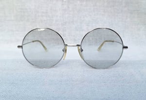 1 ในแว่นตาเก่าแก่และดีที่สุดของฝรั่งเศส โมเรล–MOREL ตัวแท้ สภาพเทพ เก่าเก็บทศวรรษ 1960 ผลงานเจเนอเรชั่นที่ 2 ของ มาเรียส โมเรล บุตรชายของจูเลส กรอบทองขาวแท้–หุ้ม 14K WGF สัดส่วนทองคำบริสุทธิ์ 58.33% เลนส์กระจกคริสตัลออโต้ฝรั่งเศส ปรับสีอัตโนมัติ ขนาดมาตรฐาน–Standard Size 127mm ไม่เล็ก สวมใส่สบาย ๆ