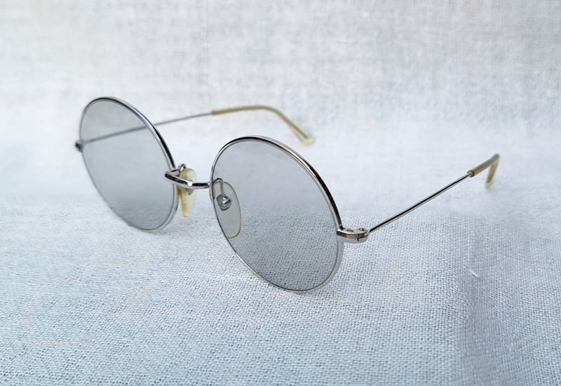 1 ในแว่นตาเก่าแก่และดีที่สุดของฝรั่งเศส โมเรล–MOREL ตัวแท้ สภาพเทพ เก่าเก็บทศวรรษ 1960 ผลงานเจเนอเรชั่นที่ 2 ของ มาเรียส โมเรล บุตรชายของจูเลส กรอบทองขาวแท้–หุ้ม 14K WGF สัดส่วนทองคำบริสุทธิ์ 58.33% เลนส์กระจกคริสตัลออโต้ฝรั่งเศส ปรับสีอัตโนมัติ ขนาดมาตรฐาน–Standard Size 127mm ไม่เล็ก สวมใส่สบาย ๆ