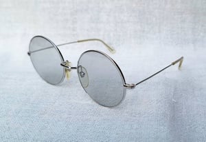 1 ในแว่นตาเก่าแก่และดีที่สุดของฝรั่งเศส โมเรล–MOREL ตัวแท้ สภาพเทพ เก่าเก็บทศวรรษ 1960 ผลงานเจเนอเรชั่นที่ 2 ของ มาเรียส โมเรล บุตรชายของจูเลส กรอบทองขาวแท้–หุ้ม 14K WGF สัดส่วนทองคำบริสุทธิ์ 58.33% เลนส์กระจกคริสตัลออโต้ฝรั่งเศส ปรับสีอัตโนมัติ ขนาดมาตรฐาน–Standard Size 127mm ไม่เล็ก สวมใส่สบาย ๆ