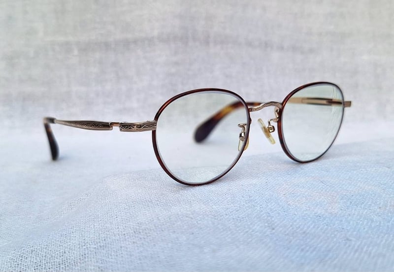 แว่นสายตาไทเทเนียมบริสุทธิ์จากเมืองซาบาเอะ ทาเคโอะ คิคูจิ–TAKEO KIKUCHI ตัวแท้ สภาพเทพเก่าเก็บทศวรรษ2000 โมเดลอาร์ติสท์–หยดน้ำเล็ก–แพนโต้–จอห์น เลนนอน เลนส์บลูโพรเทคมัลติโค้ท ค่าสายตา+275 ป้องกันแสงสีฟ้าที่อันตรายจากคอมพิวเตอร์ทุกชนิด น.น.24g ขนาดมาตรฐาน–Standard One Size138mm สวมใส่ได้ทุกขนาดใบหน้า