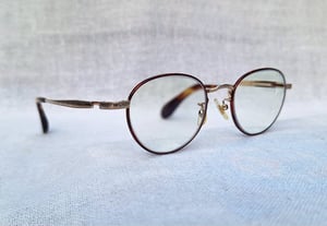 แว่นสายตาไทเทเนียมบริสุทธิ์จากเมืองซาบาเอะ ทาเคโอะ คิคูจิ–TAKEO KIKUCHI ตัวแท้ สภาพเทพเก่าเก็บทศวรรษ2000 โมเดลอาร์ติสท์–หยดน้ำเล็ก–แพนโต้–จอห์น เลนนอน เลนส์บลูโพรเทคมัลติโค้ท ค่าสายตา+275 ป้องกันแสงสีฟ้าที่อันตรายจากคอมพิวเตอร์ทุกชนิด น.น.24g ขนาดมาตรฐาน–Standard One Size138mm สวมใส่ได้ทุกขนาดใบหน้า