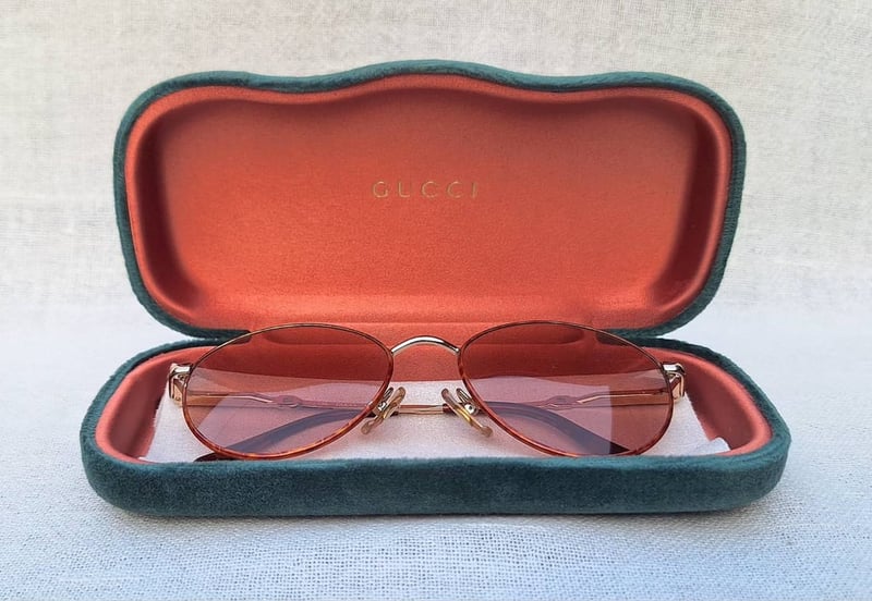 แว่นตาลักซ์ชัวรีแบรนด์ชั้นนำและเก่าแก่ของโลก กุชชี–GUCCI ตัวแท้ สภาพเทพ เก่าเก็บทศวรรษ 1980 ผลงานของ House of Gucci อันลือลั่น โมเดลคลาสสิก–หยดน้ำ–แพนโต้–จอห์น เลนนอน เลนส์กระจกคริสตัลกันแดดฝรั่งเศส หายาก สีกลีบบัว มองเห็นดวงตาผู้สวมใส่ ป้องกันรังสี UV 100% น.น.33g ขนาดมาตรฐาน 140mm