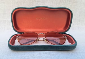 แว่นตาลักซ์ชัวรีแบรนด์ชั้นนำและเก่าแก่ของโลก กุชชี–GUCCI ตัวแท้ สภาพเทพ เก่าเก็บทศวรรษ 1980 ผลงานของ House of Gucci อันลือลั่น โมเดลคลาสสิก–หยดน้ำ–แพนโต้–จอห์น เลนนอน เลนส์กระจกคริสตัลกันแดดฝรั่งเศส หายาก สีกลีบบัว มองเห็นดวงตาผู้สวมใส่ ป้องกันรังสี UV 100% น.น.33g ขนาดมาตรฐาน 140mm แว่นตาลักซ์ชัวรีแบรนด์ชั้นนำและเก่าแก่ของโลก กุชชี–GUCCI ตัวแท้ สภาพเทพ เก่าเก็บทศวรรษ 1980 ผลงานของ House of Gucci อันลือลั่น โมเดลคลาสสิก–หยดน้ำ–แพนโต้–จอห์น เลนนอน เลนส์กระจกคริสตัลกันแดดฝรั่งเศส หายาก สีกลีบบัว มองเห็นดวงตาผู้สวมใส่ ป้องกันรังสี UV 100% น.น.33g ขนาดมาตรฐาน 140mm
