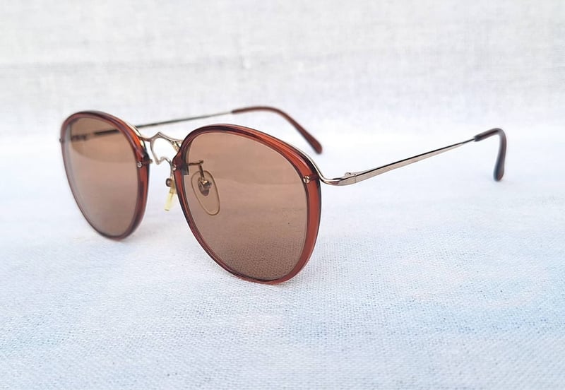 แว่นตาทองคำแท้–หุ้ม 12K GF สัดส่วนทองคำบริสุทธิ์ 50% เคนท์–KENT ตัวแท้ สภาพเทพ เก่าเก็บทศวรรษ 1980 อลังการงานสร้างโดยช่างฝีมือยุคโชวะ โคตรเลนส์กระจกคริสตัลพระเจ้า CARL ZEISS JENA ที่ได้รับยกย่องว่าดีที่สุดตลอดกาลของชนชาติเยอรมัน มองเห็นดวงตา น.น.27g ขนาดมาตรฐานโมเดลนี้ 131mm ไม่เล็ก สวมใส่สบายๆ