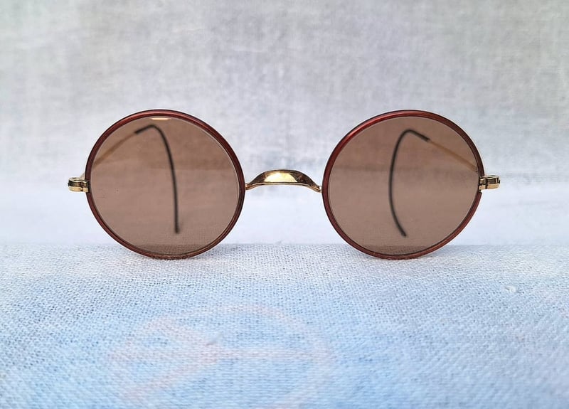 แว่นตาอเมริกันวินด์เซอร์ทศวรรษ 1940 AMERICAN WINDSOR GLASSES ตัวแท้ สภาพเทพ กรอบทองคำแท้–หุ้ม 12K GF ไม่ตอกตัวอักษร สัดส่วนทองคำบริสุทธิ์ 50% โคตรเลนส์กระจกพระเจ้า CARL ZEISS JENA ที่ได้รับยกย่องว่าดีที่สุดตลอดกาลของชนชาติเยอรมัน น.น.22g ขนาดมาตรฐาน–ใหญ่ของโมเดลนี้ 122mm สวมใส่ได้ทุกขนาดใบหน้า แว่นตาอเมริกันวินด์เซอร์ทศวรรษ 1940 AMERICAN WINDSOR GLASSES ตัวแท้ สภาพเทพ กรอบทองคำแท้–หุ้ม 12K GF ไม่ตอกตัวอักษร สัดส่วนทองคำบริสุทธิ์ 50% โคตรเลนส์กระจกพระเจ้า CARL ZEISS JENA ที่ได้รับยกย่องว่าดีที่สุดตลอดกาลของชนชาติเยอรมัน น.น.22g ขนาดมาตรฐาน–ใหญ่ของโมเดลนี้ 122mm สวมใส่ได้ทุกขนาดใบหน้า