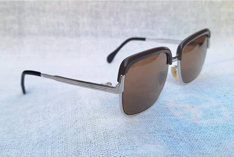 โคตรแว่นตาเก่าแก่ลำดับ 2 ของเยอรมนี เมทซเลอร์ METZLER–ZEISS ตัวแท้ มือหนึ่ง สต็อกเก่าปลายทศวรรษ1960 โมเดลคลาสสิก–โบรว์ไลน์–นายกสโมสร กรอบโลหะราชสีห์เงิน คิ้ว–อะซีเทตเกรดพรีเมียม–สีดาร์กช็อคโกแลต โคตรเลนส์กระจกพระเจ้า CARL ZEISS JENA ที่ได้รับยกย่องว่าดีที่สุดตลอดกาลของชนชาติเยอรมัน ขนาดมาตรฐาน 141mm