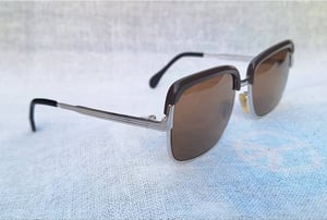 โคตรแว่นตาเก่าแก่ลำดับ 2 ของเยอรมนี เมทซเลอร์ METZLER–ZEISS ตัวแท้ มือหนึ่ง สต็อกเก่าปลายทศวรรษ1960 โมเดลคลาสสิก–โบรว์ไลน์–นายกสโมสร กรอบโลหะราชสีห์เงิน คิ้ว–อะซีเทตเกรดพรีเมียม–สีดาร์กช็อคโกแลต โคตรเลนส์กระจกพระเจ้า CARL ZEISS JENA ที่ได้รับยกย่องว่าดีที่สุดตลอดกาลของชนชาติเยอรมัน ขนาดมาตรฐาน 141mm