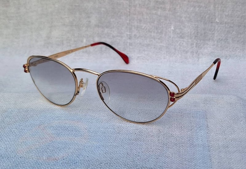 แว่นตาลักซ์ชัวรีแบรนด์สวิสหายากระดับนักสะสม โชปาร์ด–CHOPARD V 6050 กรอบทอง 23KT GP สีน้ำผึ้ง–Honey Gold Frame ประดับอัญมณีทับทิมแท้ 4 เม็ด โอ พระเจ้า.. เลนส์โพลีคาร์บอเนตกันแดด สีเทาท้องฟ้า–ไล่ระดับ มองเห็นดวงตาผู้สวมใส่ ป้องกันรังสี UV 100% ขนาดมาตรฐาน 139mm สวมใส่ได้ทุกขนาดใบหน้า