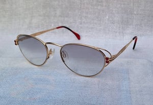 แว่นตาลักซ์ชัวรีแบรนด์สวิสหายากระดับนักสะสม โชปาร์ด–CHOPARD V 6050 กรอบทอง 23KT GP สีน้ำผึ้ง–Honey Gold Frame ประดับอัญมณีทับทิมแท้ 4 เม็ด โอ พระเจ้า.. เลนส์โพลีคาร์บอเนตกันแดด สีเทาท้องฟ้า–ไล่ระดับ มองเห็นดวงตาผู้สวมใส่ ป้องกันรังสี UV 100% ขนาดมาตรฐาน 139mm สวมใส่ได้ทุกขนาดใบหน้า