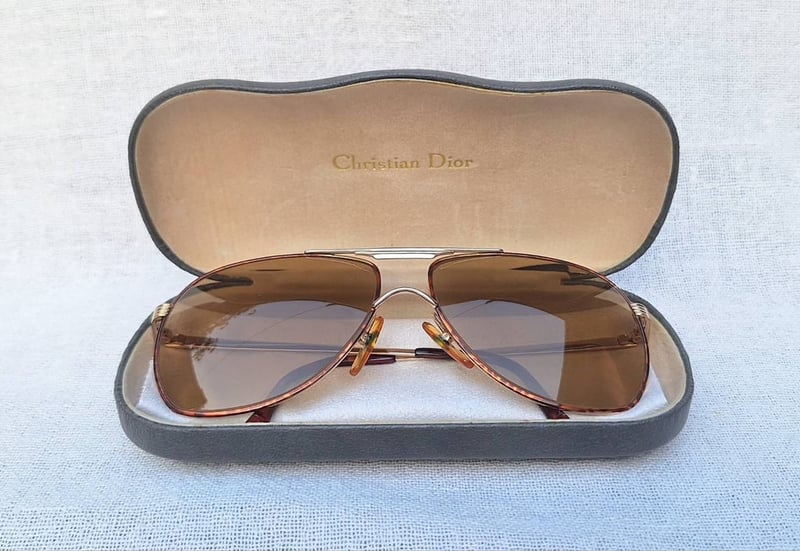 แว่นตาฝรั่งเศสแถวหน้าของโลก คริสเตียน ดิออร์ ปารีส–CHRISTIAN DIOR PARIS รุ่นหายาก 2553 40 ตัวแท้ สภาพเทพ เก่าเก็บทศวรรษ 1980 สนธิกำลังกับโคตรเลนส์กระจกคริสตัลอิตาเลียนวินเทจ ซาฟิโร–SAFILO สีน้ำตาล–ตอร์ติญ่า งดงามมาก ป้องกัน UV100% ขนาดมาตรฐาน–ใหญ่ 145mm