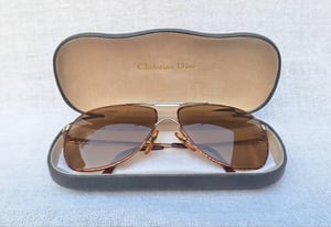แว่นตาฝรั่งเศสแถวหน้าของโลก คริสเตียน ดิออร์ ปารีส–CHRISTIAN DIOR PARIS รุ่นหายาก 2553 40 ตัวแท้ สภาพเทพ เก่าเก็บทศวรรษ 1980 สนธิกำลังกับโคตรเลนส์กระจกคริสตัลอิตาเลียนวินเทจ ซาฟิโร–SAFILO สีน้ำตาล–ตอร์ติญ่า งดงามมาก ป้องกัน UV100% ขนาดมาตรฐาน–ใหญ่ 145mm