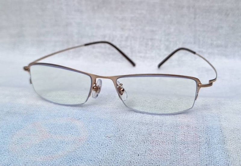 แว่นสายตาอเมริกันแคลิฟอร์เนียนสายพันธุ์ซาบาเอะ ซีโรกรา-ZEROGRA ตัวแท้ สภาพเทพ เก่าเก็บกลางทศวรรษ 2010 ผลงานศิลปินชาวญี่ปุ่น โอกิ ซาโตะ กรอบวัสดุไฮเอนด์–เบต้าไทเทเนียม เลนส์บลูโพรเทคมัลติโค้ท ค่าสายตา +250 ป้องกันแสงสีฟ้าที่อันตรายจากคอมพิวเตอร์ทุกชนิด น.น. เบาพิเศษ 15g ขนาดมาตรฐาน–ฟรีไซซ์ 128–145mm