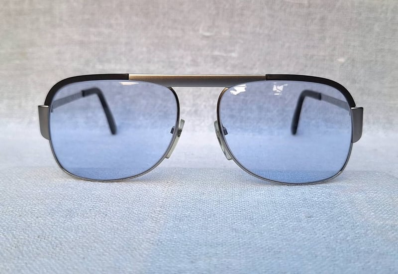 ที่สุดแห่งแว่นตาออสเตรียแฮนด์คราฟท์ ซิลูเอตต์–SILHOUETTE ตัวแท้ มือหนึ่ง สต็อกเก่าทศวรรษ1980 โมเดลคลาสสิก–สี่เหลี่ยม–นักบิน–คานเดี่ยว เลนส์กระจกคริสตัลญี่ปุ่นคุณภาพสูง UNION COLOR LENS by Union Optical Co., Ltd–สีฟ้าน้ำแข็ง–Ice Blue Color มองเห็นดวงตาผู้สวมใส่ ป้องกันUV100% น.น.46g ขนาดมาตรฐาน 142mm