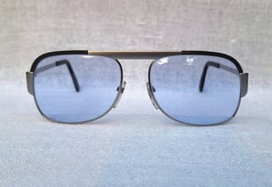 ที่สุดแห่งแว่นตาออสเตรียแฮนด์คราฟท์ ซิลูเอตต์–SILHOUETTE ตัวแท้ มือหนึ่ง สต็อกเก่าทศวรรษ1980 โมเดลคลาสสิก–สี่เหลี่ยม–นักบิน–คานเดี่ยว เลนส์กระจกคริสตัลญี่ปุ่นคุณภาพสูง UNION COLOR LENS by Union Optical Co., Ltd–สีฟ้าน้ำแข็ง–Ice Blue Color มองเห็นดวงตาผู้สวมใส่ ป้องกันUV100% น.น.46g ขนาดมาตรฐาน 142mm