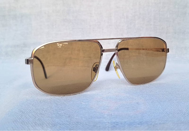 แว่นตาเทพเจ้าของชาวเยอรมัน โรเดนสต็อค–RODENSTOCK รุ่นพิเศษ–เอ็กซ์คิวซีฟ ซีรีส์ 696 ตัวแท้ สภาพเทพ เก่าเก็บทศวรรษ 1990 กรอบไทเทเนียมบริสุทธิ์สีทอง โคตรเลนส์กระจกอิตาเลียนวินเทจ ซาฟิโร–SAFILO หายาก สีน้ำตาล–ตอร์ติญ่า บานพับสปริงหลัง–Rodaflex ลิขสิทธิ์ของโรเดนสต็อค น.น.38g ขนาดมาตรฐานโมเดลนี้ 147mm