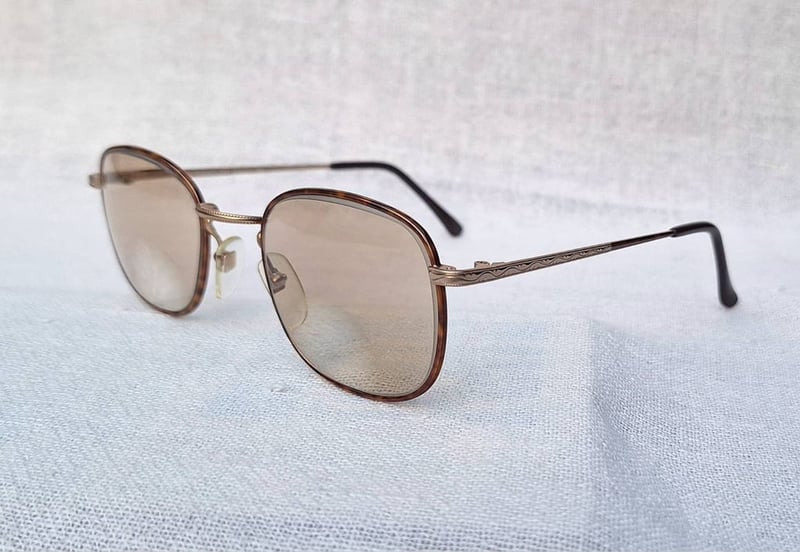 แว่นสายตาแฮนด์คราฟท์–ไบโฟคอลในตำนานศตวรรษที่ 20 จิออร์จิโอ วินเซนเต้–GIORGIO VINCENTE มือหนึ่ง ทศวรรษ 1990 กรอบไทเทเนียมบริสุทธิ์สีทอง โคตรเลนส์กระจกอังกฤษ 2 ชั้น BIVUE ของ ไวส์แมน–อัลก้า ค่าสายตายาว +275 มองไกล +50 ชัดแจ๋วถึงปลายฟ้า ใช้เป็นแว่นกันแดดได้ในตัว ขนาดมาตรฐาน–Standard One Size 138mm