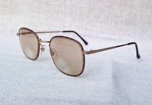 แว่นสายตาแฮนด์คราฟท์–ไบโฟคอลในตำนานศตวรรษที่ 20 จิออร์จิโอ วินเซนเต้–GIORGIO VINCENTE มือหนึ่ง ทศวรรษ 1990 กรอบไทเทเนียมบริสุทธิ์สีทอง โคตรเลนส์กระจกอังกฤษ 2 ชั้น BIVUE ของ ไวส์แมน–อัลก้า ค่าสายตายาว +275 มองไกล +50 ชัดแจ๋วถึงปลายฟ้า ใช้เป็นแว่นกันแดดได้ในตัว ขนาดมาตรฐาน–Standard One Size 138mm