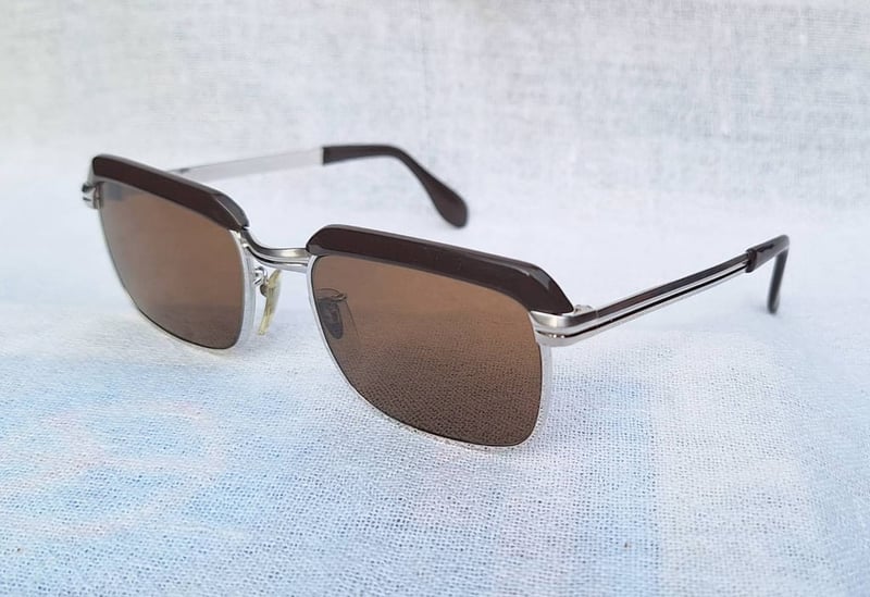 โคตรแว่นตาเก่าแก่ลำดับ 2 ของเยอรมนี เมทซเลอร์ METZLER–ZEISS ตัวแท้ มือหนึ่ง สต็อกเก่าทศวรรษ 1970 โมเดลคลาสสิก–สี่เหลี่ยมผืนผ้า–โบรว์ไลน์ โคตรเลนส์กระจกคริสตัลพระเจ้าอันล้ำค่า CARL ZEISS JENA ที่ได้รับยกย่องว่าดีที่สุดตลอดกาลของชนชาติเยอรมัน น.น.41g ขนาดมาตรฐานโมเดลนี้ 137mm ไม่เล็ก สวมใส่กำลังดี