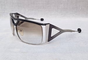 โคตรแว่นตาสตีมพังก์–สี่เหลี่ยม–นักบินใหญ่ ตัวประวัติศาสตร์ อะริสทริสต์–ARISTRIST AT9 รุ่นที่สวมใส่โดย มาซาฮิโระ โชโนะ แชมป์โลกมวยปล้ำเฮฟวี่เวทระดับตำนานชาวญี่ปุ่น อลังการงานเจแปนิสแฮนด์คราฟท์ยุค 90s เลนส์โพลีคาร์บอเนตกันแดด ป้องกัน UV100% ขนาดมาตรฐาน–โอเวอร์ไซซ์ 148mm อุ๊ต๊ะ เต็มหน้าเต็มตาดีจริง ๆ โคตรแว่นตาสตีมพังก์–สี่เหลี่ยม–นักบินใหญ่ ตัวประวัติศาสตร์ อะริสทริสต์–ARISTRIST AT9 รุ่นที่สวมใส่โดย มาซาฮิโระ โชโนะ แชมป์โลกมวยปล้ำเฮฟวี่เวทระดับตำนานชาวญี่ปุ่น อลังการงานเจแปนิสแฮนด์คราฟท์ยุค 90s เลนส์โพลีคาร์บอเนตกันแดด ป้องกัน UV100% ขนาดมาตรฐาน–โอเวอร์ไซซ์ 148mm อุ๊ต๊ะ เต็มหน้าเต็มตาดีจริง ๆ