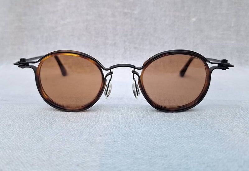 โคตรแว่นตาอิตาเลียนแฮนด์คราฟท์ที่ถือกำเนิดจาก 2 สิ่งดีที่สุดจาก 2 ทวีป ทาวาท–TAVAT รุ่นเรือธง Soup Can Collection สภาพเทพ เก่าเก็บทศวรรษ 2010 อลังการงานสร้างกว่า 100 ขั้นตอน เลนส์กระจกคริสตัลพระเจ้า CARL ZEISS JENA ที่ได้รับยกย่องว่าดีที่สุดตลอดกาลของชนชาติเยอรมัน ขนาดมาตรฐาน–Standard One Size 155mm