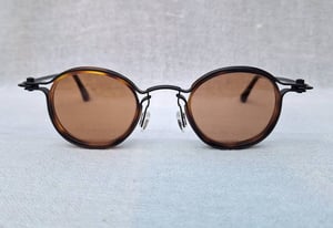 โคตรแว่นตาอิตาเลียนแฮนด์คราฟท์ที่ถือกำเนิดจาก 2 สิ่งดีที่สุดจาก 2 ทวีป ทาวาท–TAVAT รุ่นเรือธง Soup Can Collection สภาพเทพ เก่าเก็บทศวรรษ 2010 อลังการงานสร้างกว่า 100 ขั้นตอน เลนส์กระจกคริสตัลพระเจ้า CARL ZEISS JENA ที่ได้รับยกย่องว่าดีที่สุดตลอดกาลของชนชาติเยอรมัน ขนาดมาตรฐาน–Standard One Size 155mm โคตรแว่นตาอิตาเลียนแฮนด์คราฟท์ที่ถือกำเนิดจาก 2 สิ่งดีที่สุดจาก 2 ทวีป ทาวาท–TAVAT รุ่นเรือธง Soup Can Collection สภาพเทพ เก่าเก็บทศวรรษ 2010 อลังการงานสร้างกว่า 100 ขั้นตอน เลนส์กระจกคริสตัลพระเจ้า CARL ZEISS JENA ที่ได้รับยกย่องว่าดีที่สุดตลอดกาลของชนชาติเยอรมัน ขนาดมาตรฐาน–Standard One Size 155mm