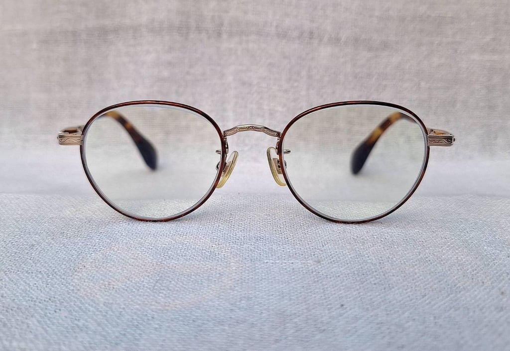 แว่นสายตาไทเทเนียมบริสุทธิ์จากเมืองซาบาเอะ ทาเคโอะ คิคูจิ–TAKEO KIKUCHI ตัวแท้ สภาพเทพเก่าเก็บทศวรรษ2000 โมเดลอาร์ติสท์–หยดน้ำเล็ก–แพนโต้–จอห์น เลนนอน เลนส์บลูโพรเทคมัลติโค้ท ค่าสายตา+275 ป้องกันแสงสีฟ้าที่อันตรายจากคอมพิวเตอร์ทุกชนิด น.น.24g ขนาดมาตรฐาน–Standard One Size138mm สวมใส่ได้ทุกขนาดใบหน้า แว่นสายตาไทเทเนียมบริสุทธิ์จากเมืองซาบาเอะ ทาเคโอะ คิคูจิ–TAKEO KIKUCHI ตัวแท้ สภาพเทพเก่าเก็บทศวรรษ2000 โมเดลอาร์ติสท์–หยดน้ำเล็ก–แพนโต้–จอห์น เลนนอน เลนส์บลูโพรเทคมัลติโค้ท ค่าสายตา+275 ป้องกันแสงสีฟ้าที่อันตรายจากคอมพิวเตอร์ทุกชนิด น.น.24g ขนาดมาตรฐาน–Standard One Size138mm สวมใส่ได้ทุกขนาดใบหน้า