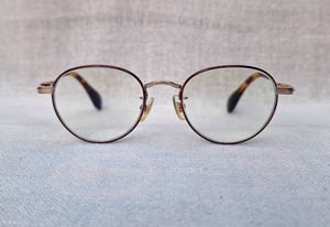 แว่นสายตาไทเทเนียมบริสุทธิ์จากเมืองซาบาเอะ ทาเคโอะ คิคูจิ–TAKEO KIKUCHI ตัวแท้ สภาพเทพเก่าเก็บทศวรรษ2000 โมเดลอาร์ติสท์–หยดน้ำเล็ก–แพนโต้–จอห์น เลนนอน เลนส์บลูโพรเทคมัลติโค้ท ค่าสายตา+275 ป้องกันแสงสีฟ้าที่อันตรายจากคอมพิวเตอร์ทุกชนิด น.น.24g ขนาดมาตรฐาน–Standard One Size138mm สวมใส่ได้ทุกขนาดใบหน้า