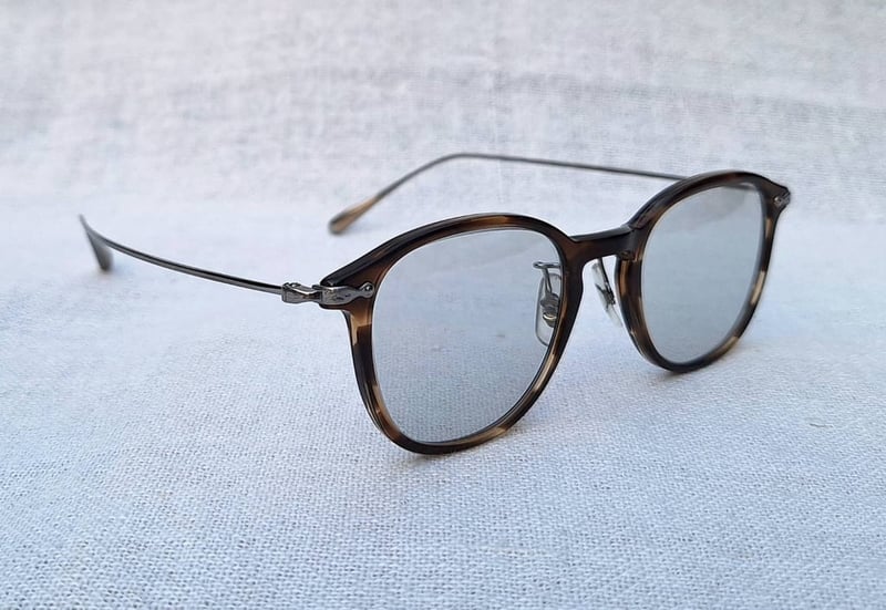 ที่สุดแห่งแว่นตาอเมริกันสายพันธุ์แคลิฟอร์เนียน โอลิเวอร์ พีเพิลส์–OLIVER PEOPLES สภาพเทพ เก่าเก็บทศวรรษ2020 ผลงานช่างหัตถศิลป์ Eyevan Inc แห่งเมืองซาบาเอะ เลนส์กระจกคริสตัลออโต้ฝรั่งเศส สีเทา–สว่าง ปรับความเข้มอัตโนมัติ ป้องกัน UV100% น.น.21g ขนาดมาตรฐาน–Standard One Size138mm สวมใส่ได้ทุกขนาดใบหน้า