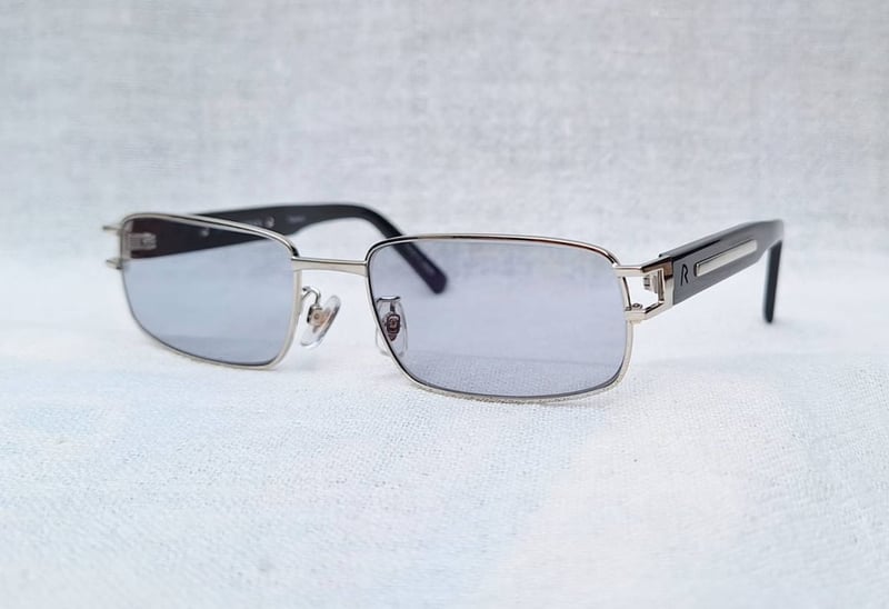 แว่นตาเทพเจ้าของชาวเยอรมันที่คนทั้งโลกรู้จัก โรเดนสต็อค–RODENSTOCK ตัวแท้ สภาพเทพ เก่าเก็บทศวรรษ2010 กรอบไทเทเนียมบริสุทธิ์สีเงิน + อะซีเทตอนุพันธุ์เส้นใยฝ้าย–ดำ เลนส์ออโต้โพลีคาร์บอเนท ปรับสีอัตโนมัติ ป้องกัน UV100% น.น.เบาพิเศษ 25g ขนาดมาตรฐานโมเดลนี้–Standard One Size 135mm สวมใส่ได้ทุกขนาดใบหน้า