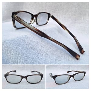 แว่นตาแฮนด์คราฟท์ชั้นสูงของญี่ปุ่น โฟร์นายส์–999.9 รุ่นAP–02 ตัวแท้ สภาพเทพ เก่าเก็บฤดูใบไม้ผลิ ค.ศ.2013 กรอบอะซีเทต–อนุพันธุ์เส้นใยฝ้าย–ลายกระ เลนส์ออโต้โพลีคาร์บอเนท ปรับสีอัตโนมัติ ป้องกันUV100% บานพับ Gyaku–R ลิขสิทธิ์ของโฟร์นายส์ น.น.23g ขนาดมาตรฐาน–Standard One Size140mm สวมใส่ได้ทุกขนาดใบหน้า