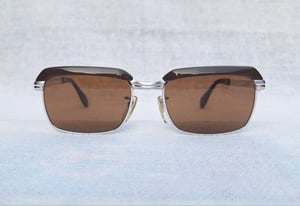 โคตรแว่นตาเก่าแก่ลำดับ 2 ของเยอรมนี เมทซเลอร์ METZLER–ZEISS ตัวแท้ มือหนึ่ง สต็อกเก่าทศวรรษ 1970 โมเดลคลาสสิก–สี่เหลี่ยมผืนผ้า–โบรว์ไลน์ โคตรเลนส์กระจกคริสตัลพระเจ้าอันล้ำค่า CARL ZEISS JENA ที่ได้รับยกย่องว่าดีที่สุดตลอดกาลของชนชาติเยอรมัน น.น.41g ขนาดมาตรฐานโมเดลนี้ 137mm ไม่เล็ก สวมใส่กำลังดี