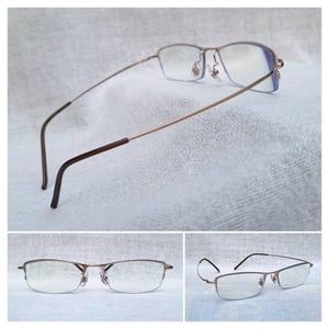 แว่นสายตาอเมริกันแคลิฟอร์เนียนสายพันธุ์ซาบาเอะ ซีโรกรา-ZEROGRA ตัวแท้ สภาพเทพ เก่าเก็บกลางทศวรรษ 2010 ผลงานศิลปินชาวญี่ปุ่น โอกิ ซาโตะ กรอบวัสดุไฮเอนด์–เบต้าไทเทเนียม เลนส์บลูโพรเทคมัลติโค้ท ค่าสายตา +250 ป้องกันแสงสีฟ้าที่อันตรายจากคอมพิวเตอร์ทุกชนิด น.น. เบาพิเศษ 15g ขนาดมาตรฐาน–ฟรีไซซ์ 128–145mm