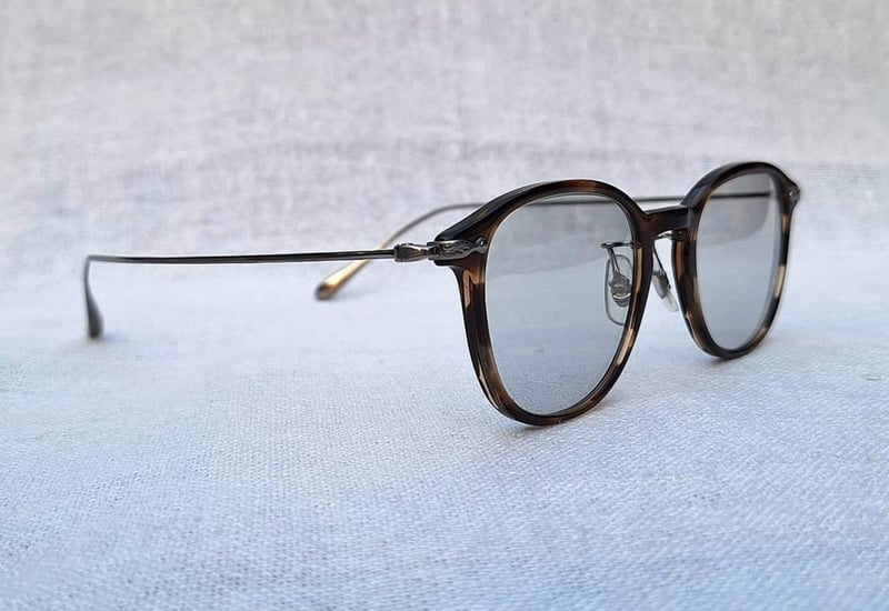 ที่สุดแห่งแว่นตาอเมริกันสายพันธุ์แคลิฟอร์เนียน โอลิเวอร์ พีเพิลส์–OLIVER PEOPLES สภาพเทพ เก่าเก็บทศวรรษ2020 ผลงานช่างหัตถศิลป์ Eyevan Inc แห่งเมืองซาบาเอะ เลนส์กระจกคริสตัลออโต้ฝรั่งเศส สีเทา–สว่าง ปรับความเข้มอัตโนมัติ ป้องกัน UV100% น.น.21g ขนาดมาตรฐาน–Standard One Size138mm สวมใส่ได้ทุกขนาดใบหน้า