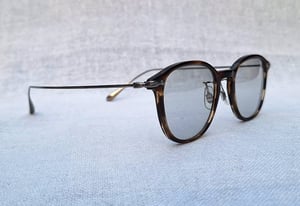 ที่สุดแห่งแว่นตาอเมริกันสายพันธุ์แคลิฟอร์เนียน โอลิเวอร์ พีเพิลส์–OLIVER PEOPLES สภาพเทพ เก่าเก็บทศวรรษ2020 ผลงานช่างหัตถศิลป์ Eyevan Inc แห่งเมืองซาบาเอะ เลนส์กระจกคริสตัลออโต้ฝรั่งเศส สีเทา–สว่าง ปรับความเข้มอัตโนมัติ ป้องกัน UV100% น.น.21g ขนาดมาตรฐาน–Standard One Size138mm สวมใส่ได้ทุกขนาดใบหน้า