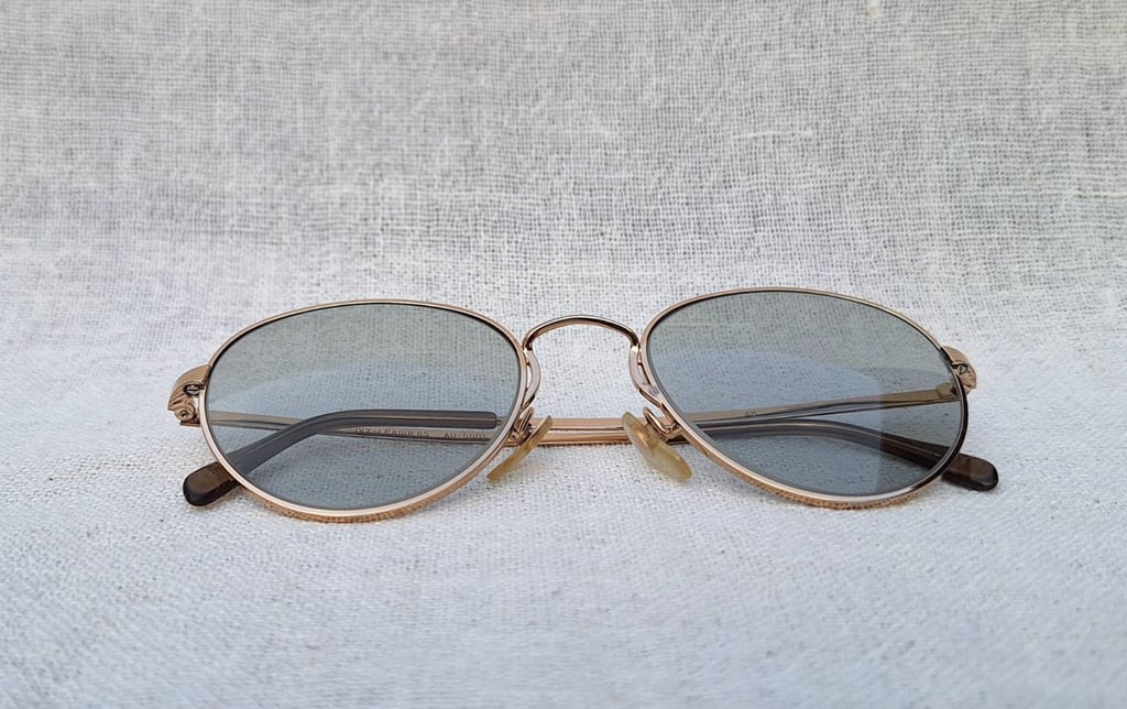 แว่นตาปัญญาชนอเมริกันทศวรรษ 1980 ไอวี–ลีเกอร์ส IVY–LEAGUERS ตัวแท้ สภาพเทพ โมเดลอาร์ติสท์–หยดน้ำ–แพนโต้–จอห์น เลนนอน กรอบโลหะสีทองสุกสกาว เลนส์กระจกคริสตัลญี่ปุ่น หายาก ทิลโก้–TILCO by T.T. Lens Co., Ltd สีเทาควันไฟ มองเห็นดวงตาผู้สวมใส่ ป้องกัน UV100% น.น.31g ขนาดมาตรฐานโมเดลนี้–Standard Size 133mm แว่นตาปัญญาชนอเมริกันทศวรรษ 1980 ไอวี–ลีเกอร์ส IVY–LEAGUERS ตัวแท้ สภาพเทพ โมเดลอาร์ติสท์–หยดน้ำ–แพนโต้–จอห์น เลนนอน กรอบโลหะสีทองสุกสกาว เลนส์กระจกคริสตัลญี่ปุ่น หายาก ทิลโก้–TILCO by T.T. Lens Co., Ltd สีเทาควันไฟ มองเห็นดวงตาผู้สวมใส่ ป้องกัน UV100% น.น.31g ขนาดมาตรฐานโมเดลนี้–Standard Size 133mm
