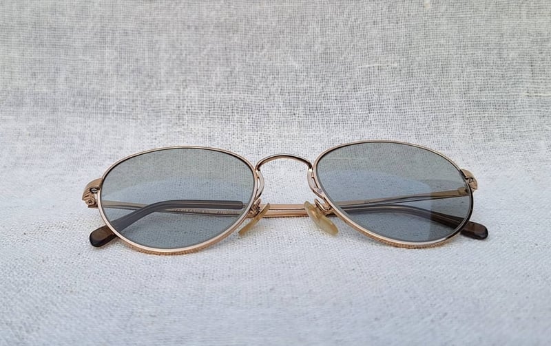 แว่นตาปัญญาชนอเมริกันทศวรรษ 1980 ไอวี–ลีเกอร์ส IVY–LEAGUERS ตัวแท้ สภาพเทพ โมเดลอาร์ติสท์–หยดน้ำ–แพนโต้–จอห์น เลนนอน กรอบโลหะสีทองสุกสกาว เลนส์กระจกคริสตัลญี่ปุ่น หายาก ทิลโก้–TILCO by T.T. Lens Co., Ltd สีเทาควันไฟ มองเห็นดวงตาผู้สวมใส่ ป้องกัน UV100% น.น.31g ขนาดมาตรฐานโมเดลนี้–Standard Size 133mm