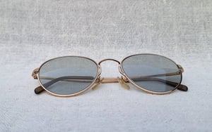 แว่นตาปัญญาชนอเมริกันทศวรรษ 1980 ไอวี–ลีเกอร์ส IVY–LEAGUERS ตัวแท้ สภาพเทพ โมเดลอาร์ติสท์–หยดน้ำ–แพนโต้–จอห์น เลนนอน กรอบโลหะสีทองสุกสกาว เลนส์กระจกคริสตัลญี่ปุ่น หายาก ทิลโก้–TILCO by T.T. Lens Co., Ltd สีเทาควันไฟ มองเห็นดวงตาผู้สวมใส่ ป้องกัน UV100% น.น.31g ขนาดมาตรฐานโมเดลนี้–Standard Size 133mm