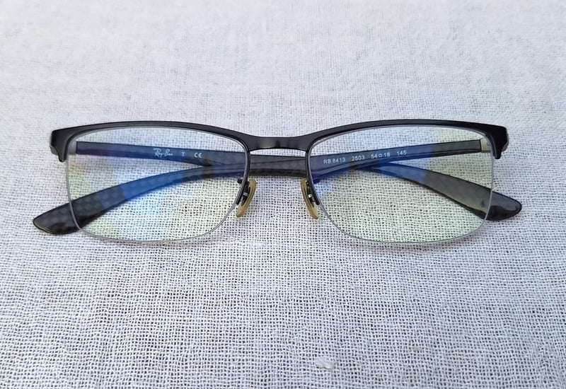 แว่นตา เรย์-แบน แสนสะท้าน อิตาลี ตัวแท้ RAY–BAN ITALY ราคานักศึกษา ป.โท สภาพเทพ ใช้งานสุดทนุถนอม เลนส์บลูโพรเทค มัลติโค้ท คุณภาพสูง ค่าสายตา +225 ป้องกันแสงสีฟ้าที่อันตรายจากคอมพิวเตอร์ทุกชนิด น.น.24g ขนาดมาตรฐาน–Standard One Size 142mm ผลิตไซซ์เดียว สวมใส่ได้ทุกขนาดใบหน้า