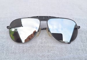 แว่นตาสิงห์ดำ–นักบิน—เอาท์ดอร์สแมน–มาดเข้ม เดอะ บิ๊กเนม โฮย่า–HOYA ตัวแท้ สภาพเทพ เก่าเก็บทศวรรษ 1980 สนธิกำลังกับเลนส์กระจกคริสตัล หายาก UNION COLOR LENS by Union Optical Co., Ltd ปรอทเงิน–สว่าง ศักยภาพสูงสุด ป้องกัน UV100% น.น.36g ขนาดมาตรฐาน–ใหญ่ 150mm อุ๊ต๊ะ.. เต็มหน้าเต็มตาดีจริงๆ แว่นตาสิงห์ดำ–นักบิน—เอาท์ดอร์สแมน–มาดเข้ม เดอะ บิ๊กเนม โฮย่า–HOYA ตัวแท้ สภาพเทพ เก่าเก็บทศวรรษ 1980 สนธิกำลังกับเลนส์กระจกคริสตัล หายาก UNION COLOR LENS by Union Optical Co., Ltd ปรอทเงิน–สว่าง ศักยภาพสูงสุด ป้องกัน UV100% น.น.36g ขนาดมาตรฐาน–ใหญ่ 150mm อุ๊ต๊ะ.. เต็มหน้าเต็มตาดีจริงๆ